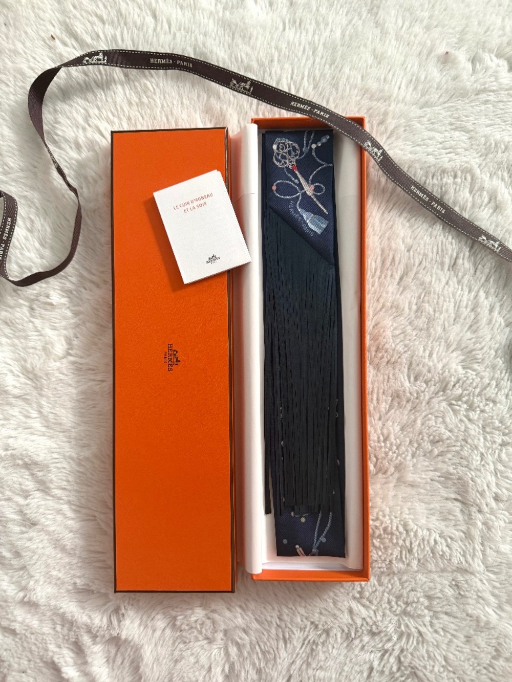 Brand New! HERMÈS Les Cles a Pois leather fringes Twilly Bleu Marine Gris Argen